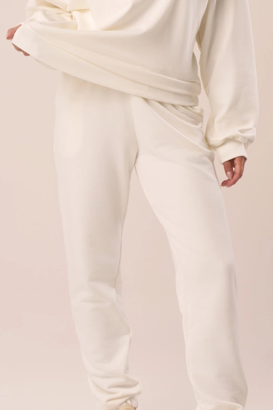 Długie spodnie dresowe w kolorze off-white