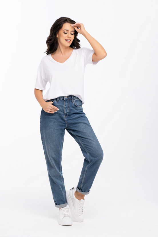 PATTY - loose T-shirt with a v-neck in white